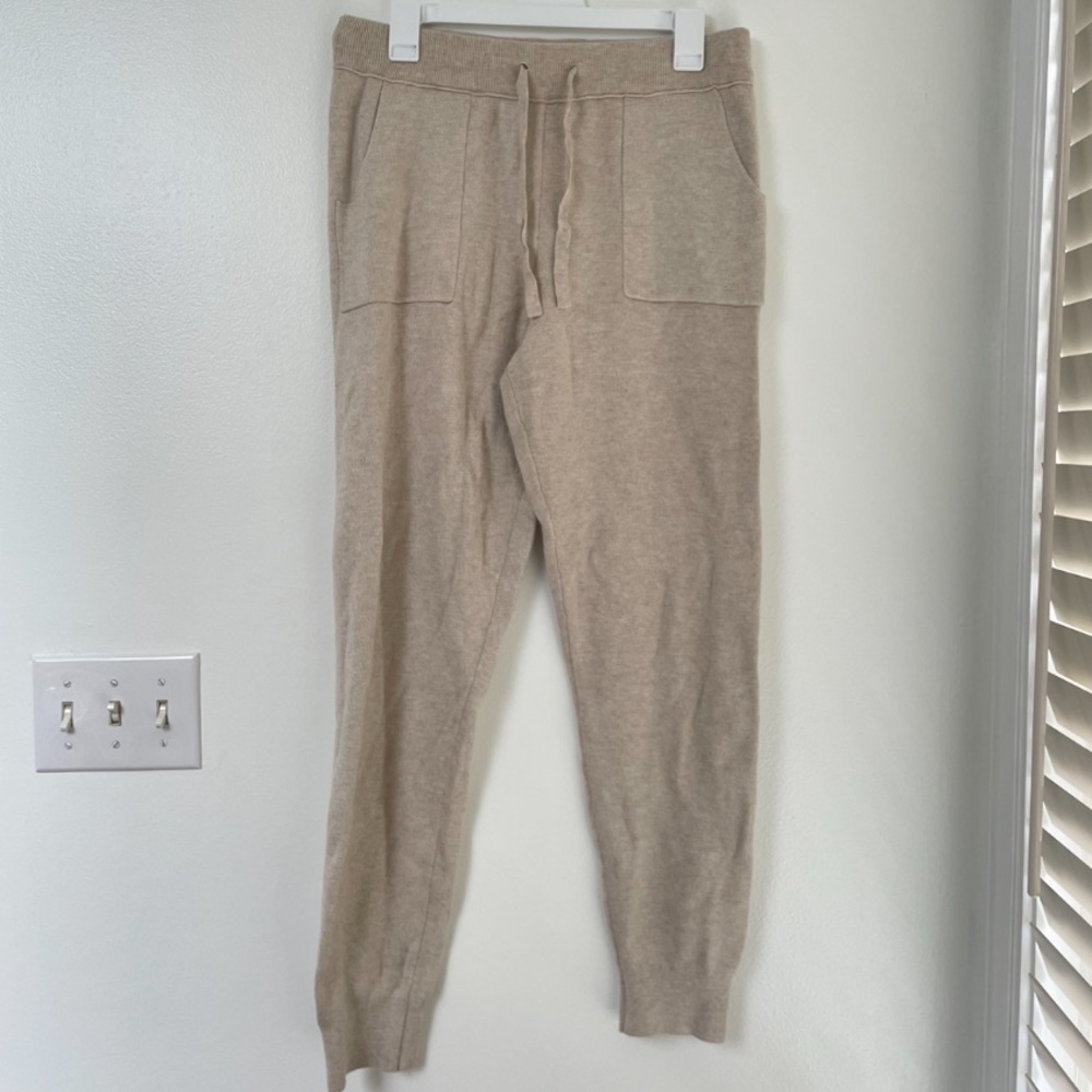 New, without tags. Universal thread sweat pants. Size L. Excellent condition!